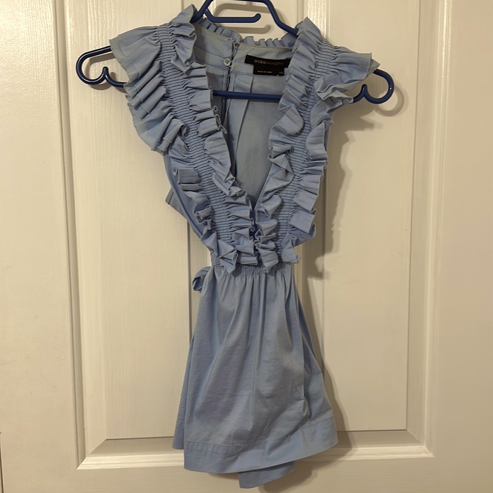 Bcbg v neck top
